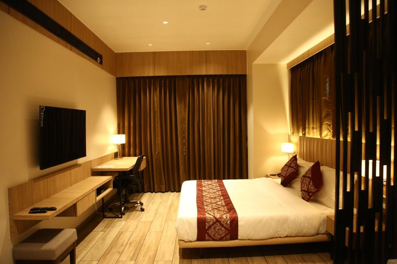 Nrich Skyotel Navsari Exterior foto