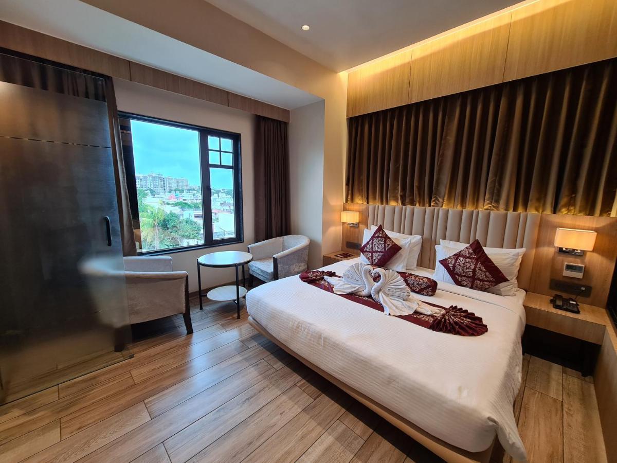 Nrich Skyotel Navsari Exterior foto